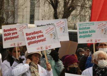 Sağlık emekçilerinden ve sendikalardan Kadıköy’de eylem: Beyaz Buluşma karanlığa karşı olacak