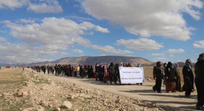 Şengal’de Irak Ordusu’nun tel örgü girişimine karşı Êzidî ve Arap yürüyüşü