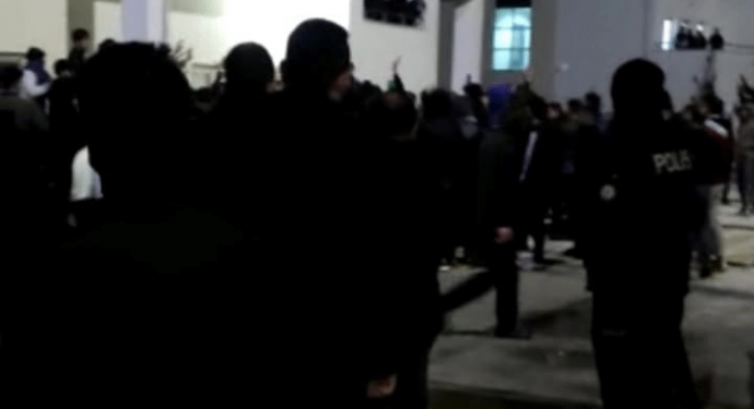 Öğrenciler KYK yurdunda suların kesik olmasını protesto etti