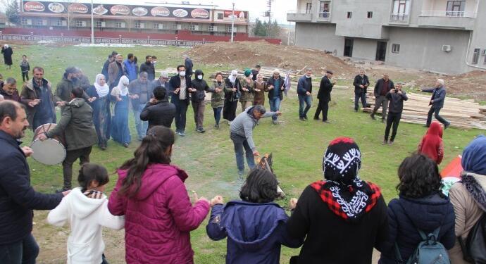 Sur’da davul ve zurna eşliğinde Newroz ateşi