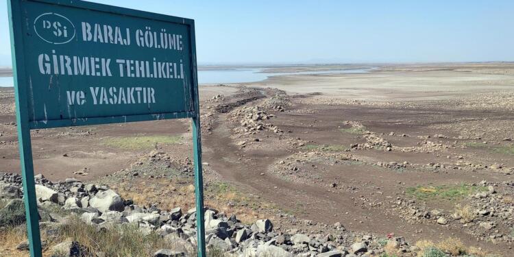 Suyu azalan Dicle’den Devegeçidi Barajı’na su!