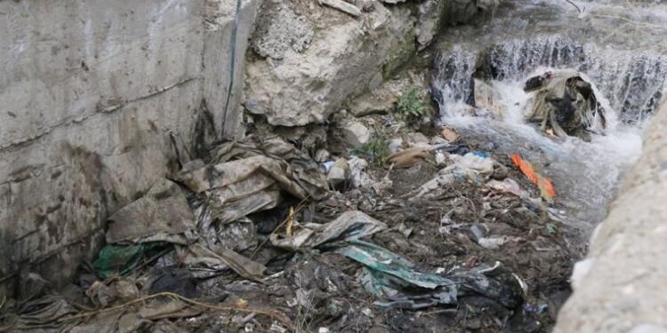 Kanalizasyon 6 mahalleyi zehirliyor