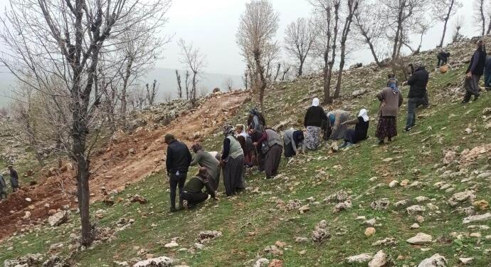 Kömür’de kadınlar maden şirketinin dozerlerini durdurdu
