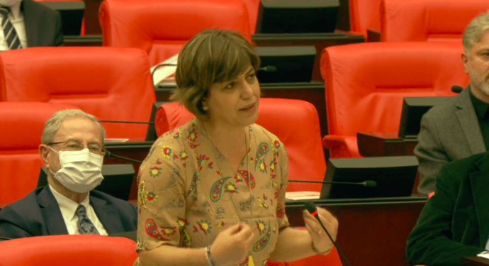 Beştaş, Güven’in elbisesini giydi: Yasak mı?