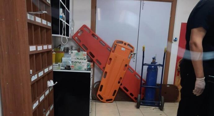 Polis silahıyla sağlık çalışanlarına saldırdılar