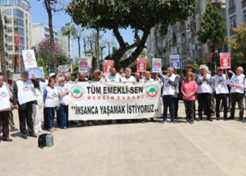 Emekliler bin 10 liralık ikramiyeye tepkili: Bayram harçlığı değil, ikramiyemizi verin