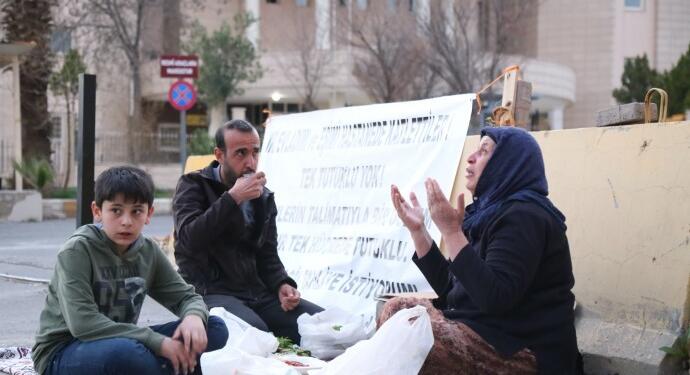 İlk iftarı adliye önünde açtılar