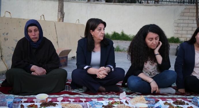 Buldan, Şenyaşar ailesi ile iftar yaptı