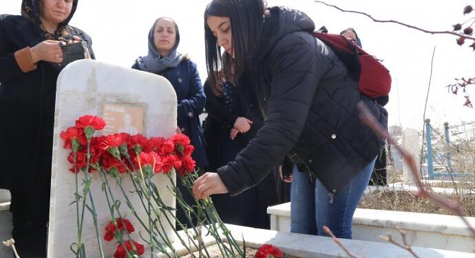 Gazeteci Evin Buldan mezarı başında anıldı