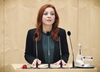 Nationalratsabgeordnete Ewa Ernst-Dziedzic (G) am Rednerpult