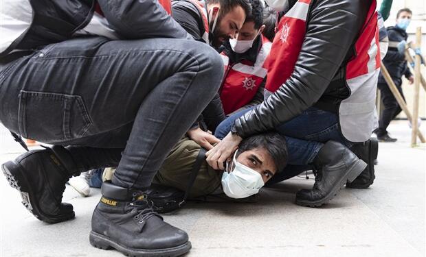 Rapor: Türkiye’de hükümet özgürlükleri kısıtlamaya devam ediyor