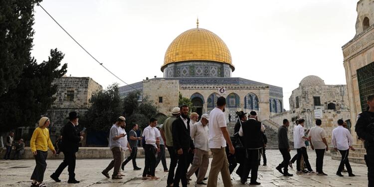 Polis Mescid-i Aksa’da ses bombası kullandı