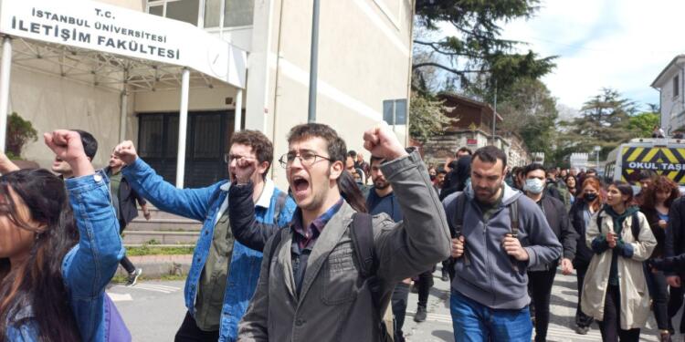 Beyazıt’ta öğrencilere ırkçı bir grup saldırı girişiminde bulundu