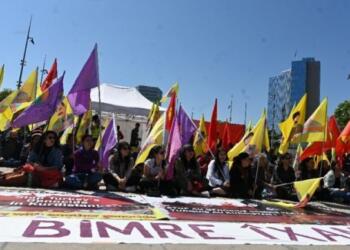 Cenevre’de BM önünde beyaz tulumlu eylem: İnsanlık suçu işleniyor