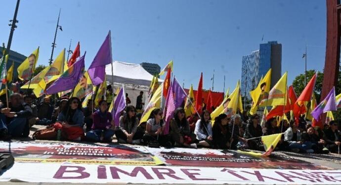 Cenevre’de BM önünde beyaz tulumlu eylem: İnsanlık suçu işleniyor