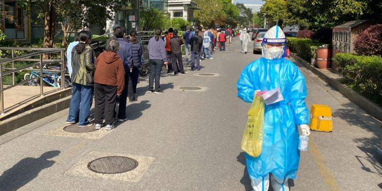 Şanghay’da 3 haftadır sokağa çıkma yasağı var: İlk ölümler açıklandı
