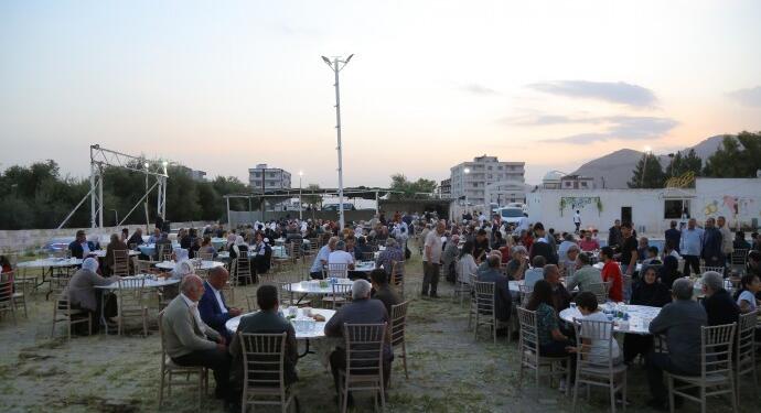 Ebru Günay: İftar sofralarına bombalarla gidiyorlar
