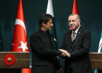 Pakistan’da ilk kez bir hükümet güvensizlik oylamasıyla düşürüldü