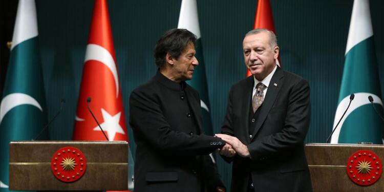 Pakistan’da ilk kez bir hükümet güvensizlik oylamasıyla düşürüldü