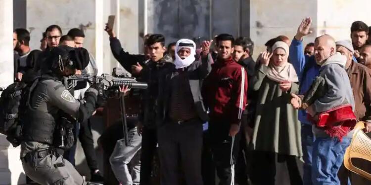 Mescid-i Aksa’ya yine polis baskını