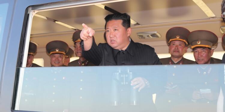 Kim Jong-un katılımıyla Kuzey Kore’den füze denemesi