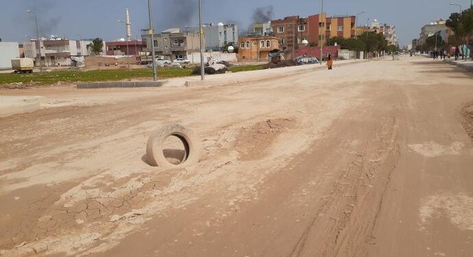 Kayyum yönetiminden kanalizasyon çuruna karşı taş ve lastikle önlem