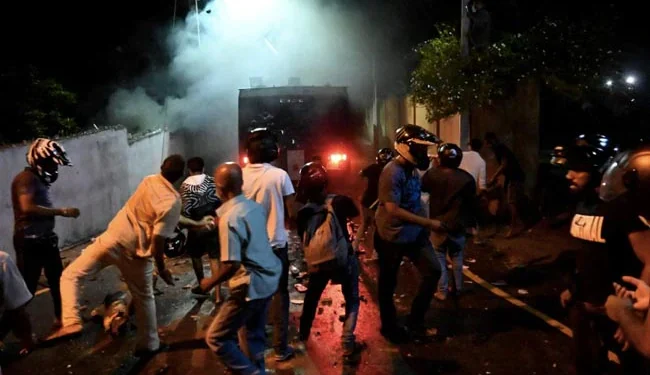 Sri Lanka’da ‘Diktatör Gota’ diye haykırdılar: OHAL ilan edildi