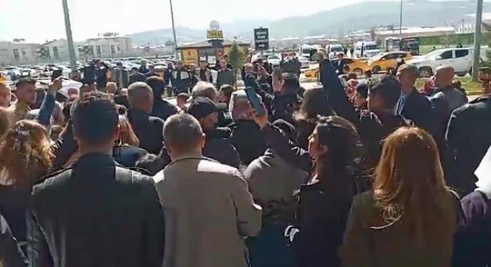 30 yıl sonra tahliye olan 3 tutuklu çiçeklerle karşılandı