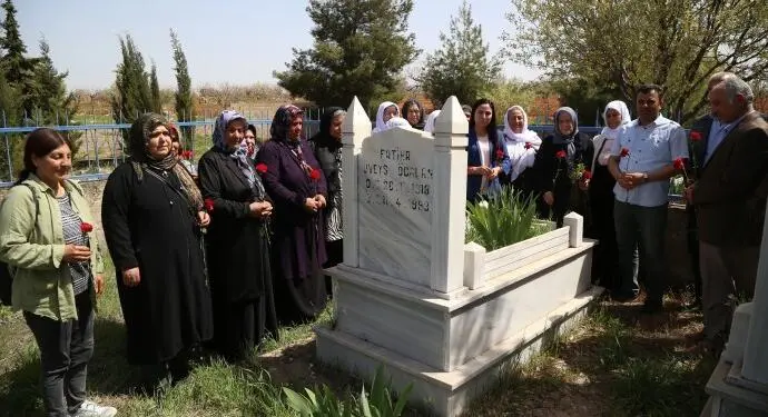 Üveyş Öcalan için karanfillerle anma