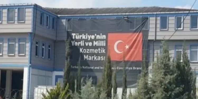 Uyuşturucudan tutuklanan Akat’ın fabrikasına bayrak asıldı