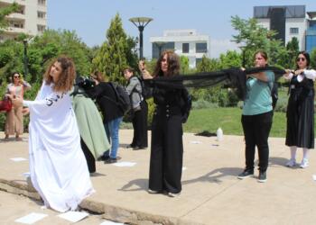 Sahne sokağa taşındı