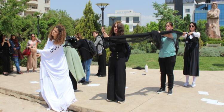 Sahne sokağa taşındı