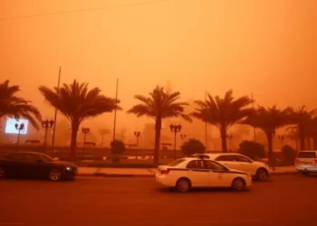 Kum fırtınası gökyüzünü turuncuya boyadı: Yüzlerce kişi hastaneye kaldırıldı