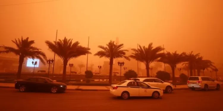 Kum fırtınası gökyüzünü turuncuya boyadı: Yüzlerce kişi hastaneye kaldırıldı