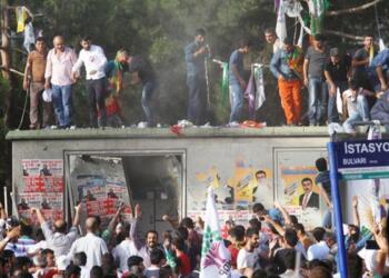 Diyarbakır mitingi saldırısı: Yargılanan polisler beraat etti