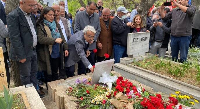 Denizlerin mezarı başında konuşan Sancar: Sosyalizm yolunda birlikte yürümek görevimiz