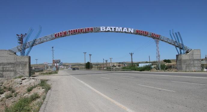 Batman kayyumu bir tabelaya 690 bin lira harcadı