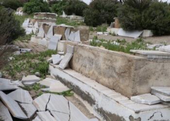 Lice Kaymakamlığı mezarlıklara girişi de yasakladı