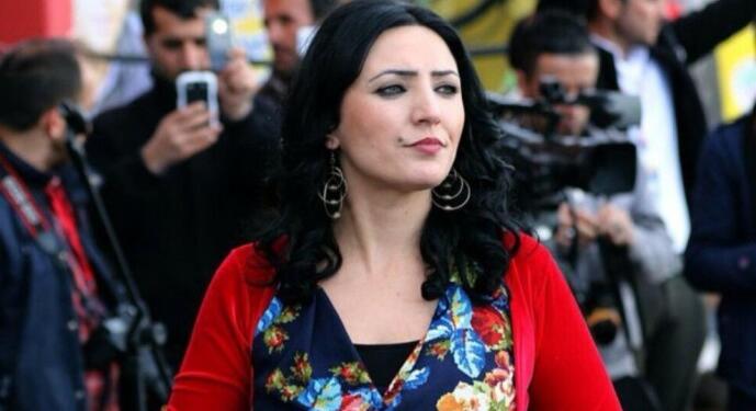 Gözaltına alınan Kürt sanatçı Zelal Gökçe serbest bırakıldı