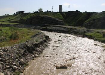 AKP’li eski vekilin işletmesi Nêrdûş deresine hafriyat döktü
