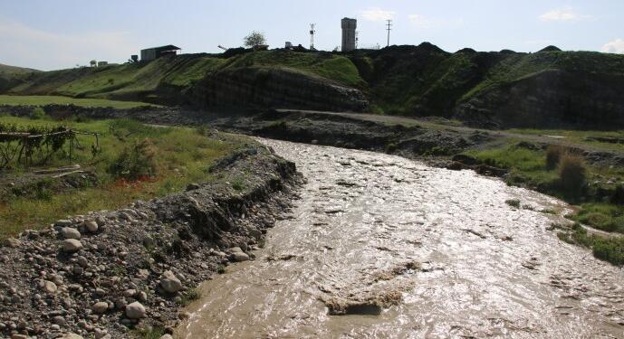 AKP’li eski vekilin işletmesi Nêrdûş deresine hafriyat döktü