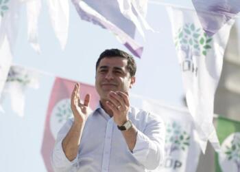 Demirtaş’tan gazetecilere ve aydınlara çağrı: Aktif tutum alınmalı