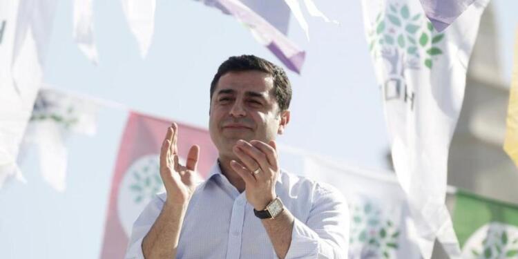 Demirtaş’tan gazetecilere ve aydınlara çağrı: Aktif tutum alınmalı