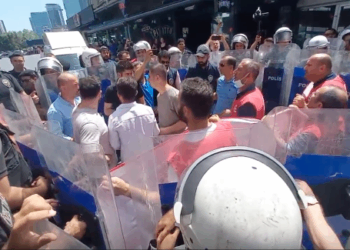 İşe geri dönmek için direnen enerji işçileri gözaltına alındı