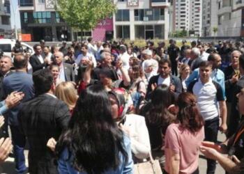 HDP’liler arama noktasına karşı yolu trafiğe kapattı