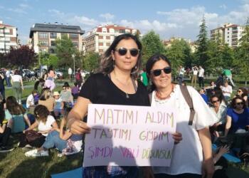 ‘Yoga yasağına’ karşı kadınlar matları ve dövizleriyle buluştu: Hadi bizi de engelleyin