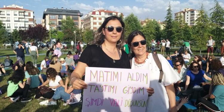 ‘Yoga yasağına’ karşı kadınlar matları ve dövizleriyle buluştu: Hadi bizi de engelleyin