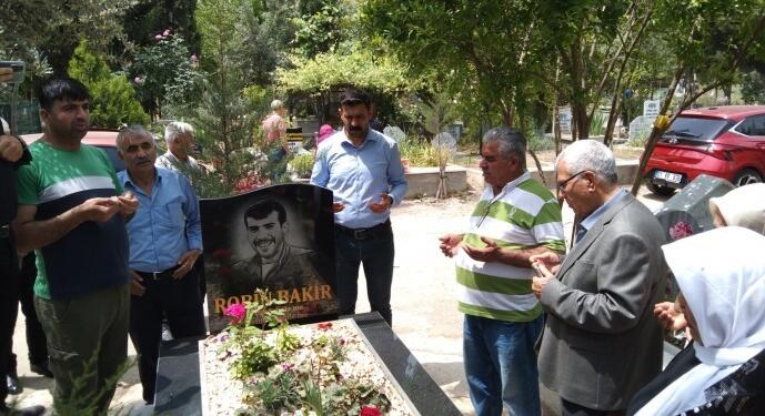 Mezarlık ziyaretinde savaşa tepki: Bu topraklar kana doydu