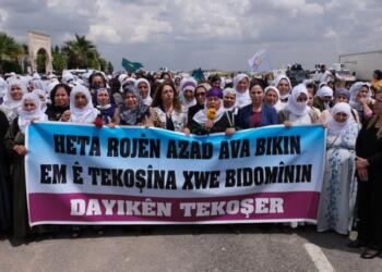 Anneler çocukları için yürüdü