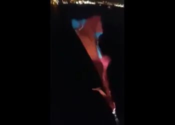 Rambo Okan üçüncü denemede Boğaz’daki Trabzonspor bayrağını kesti